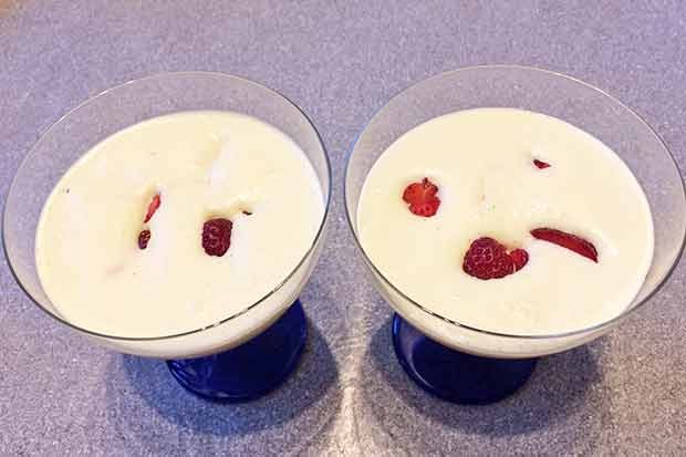Vanille-Weinschaum mit versunkenen Erdbeeren