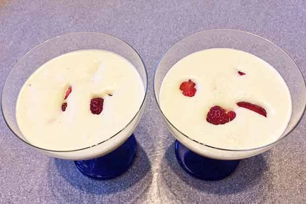 Vanille-Weinschaum mit versunkenen Erdbeeren