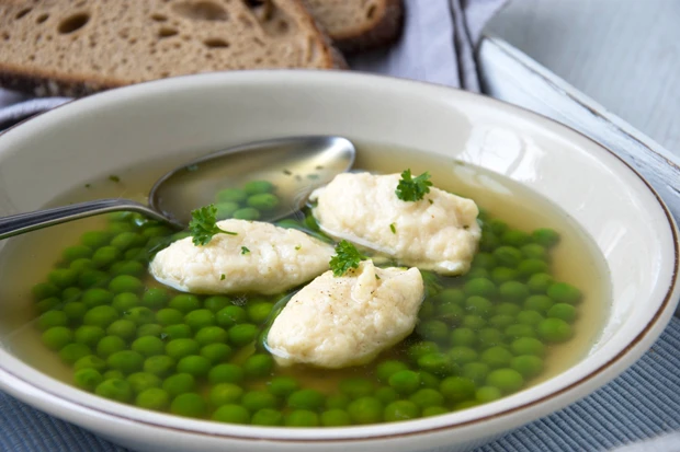 Erbsensuppe mit Nockerl