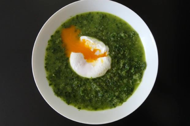 Gr&uuml;ne Salatsuppe mit pochiertem Ei