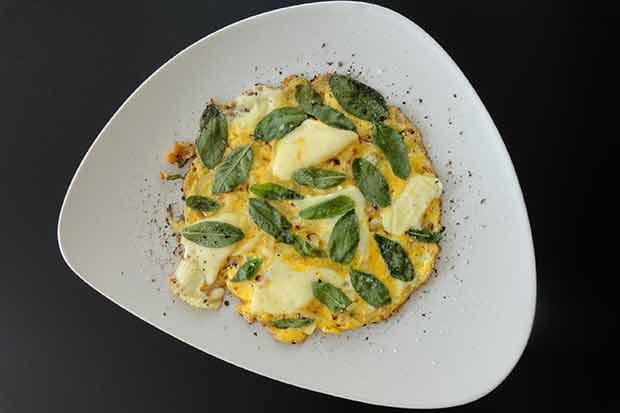 Eieromelette mit Salbei und Käse