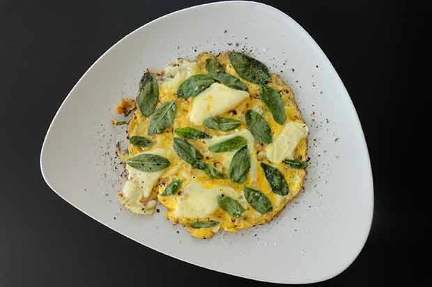 Eieromelette mit Salbei und K&auml;se