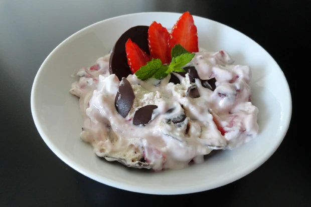 Erdbeer-Schaum-Dessert