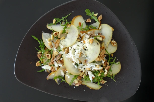 Birne mit Dolce Latte, Rucola und N&uuml;ssen