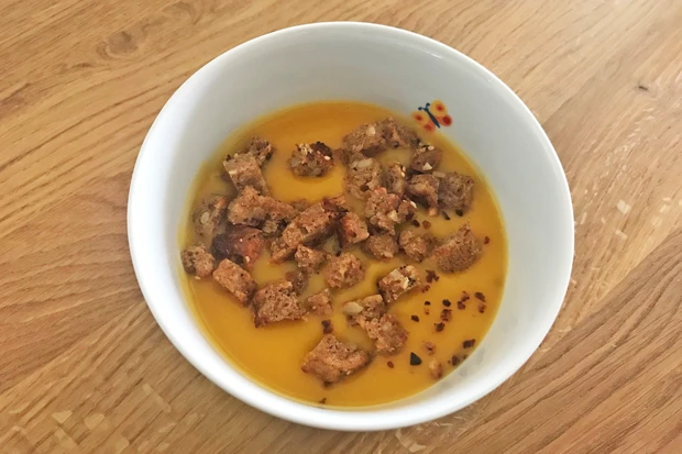 K&uuml;rbissuppe mit Mandelmilch