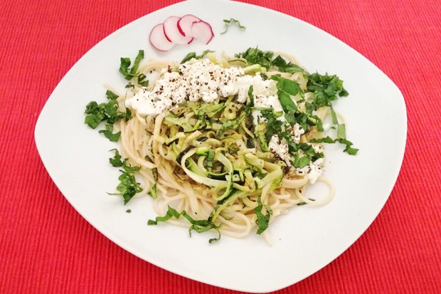 Zucchini-Spaghetti mit Frischkäse - Rezept