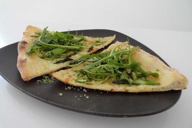 Pizza mit Spargel, Rucola und Löwenzahn
