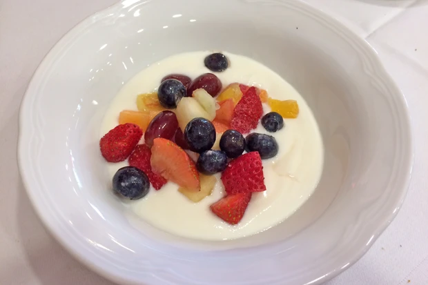 Feine Topfencreme mit Obstsalat