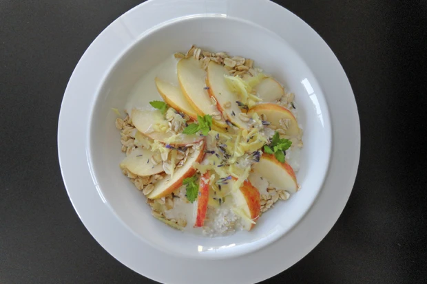 Apfelm&uuml;sli mit Ingwer und Lavendel