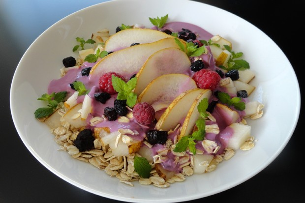 Müsli mit Birne, Beeren und Cranberries