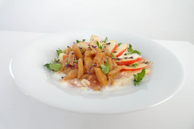 Müsli mit Apfel, Rhabarber und Lavendel
