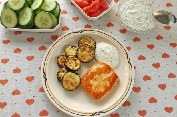 Halloumi mit gebratene Zucchini und Schnittlauch-Dip