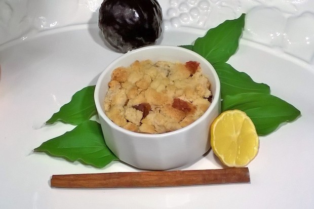 Pflaumen-Crumble mit Zitrone und Zimt