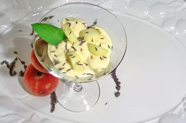 Wei&szlig;e Saturnpfirsiche mit Lavendelflammerie