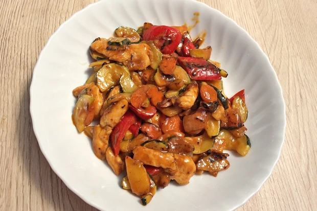 Bunte Gemüsepfanne mit Putenfleisch