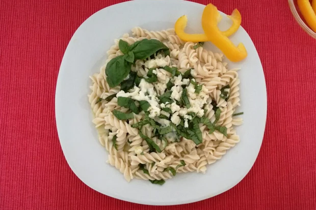 Dinkel-Dralli mit Mozarella und Basilikum