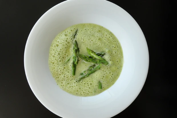 Gr&uuml;nspargel-Mostschaumsuppe