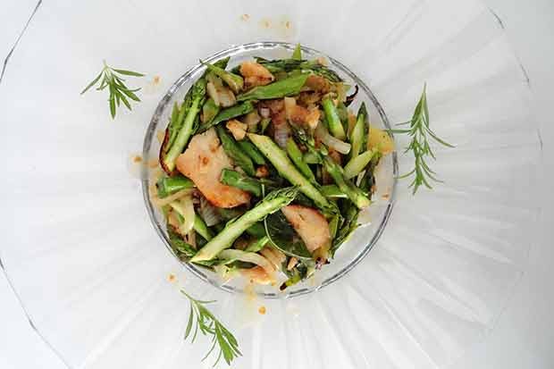 Grünspargel mit Huhn, Salbei und Ingwer