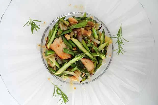 Grünspargel mit Huhn, Salbei und Ingwer