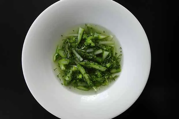 Klare Suppe mit Gr&uuml;nspargel und Brokkoli