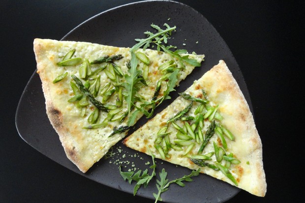 Weiße Pizza mit grünem Spargel