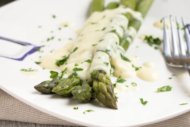 Spargel in Safransauce