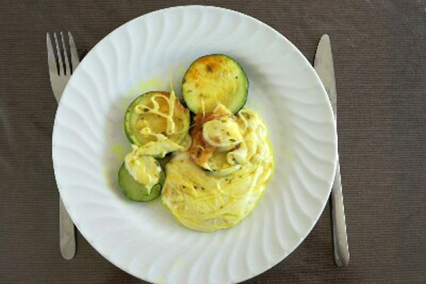 Mozzarella mit Kurkuma-Zucchini