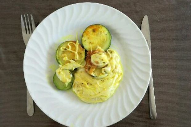 Mozzarella mit Kurkuma-Zucchini