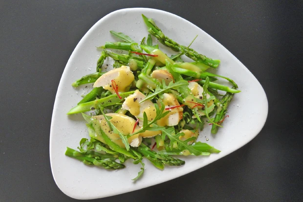 Spargelsalat mit Huhn und Honigdressing