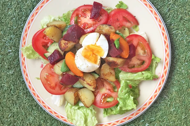 Bunter Sommersalat mit Erd&auml;pfeln