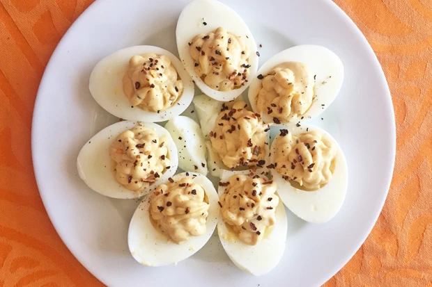 Russische Eier mit Tabasco und Chipotle