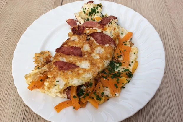 Bunte Eierspeise mit Wurst
