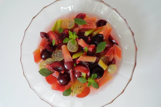 Sommerlicher Obstsalat mit Rhabarber und Kirschen