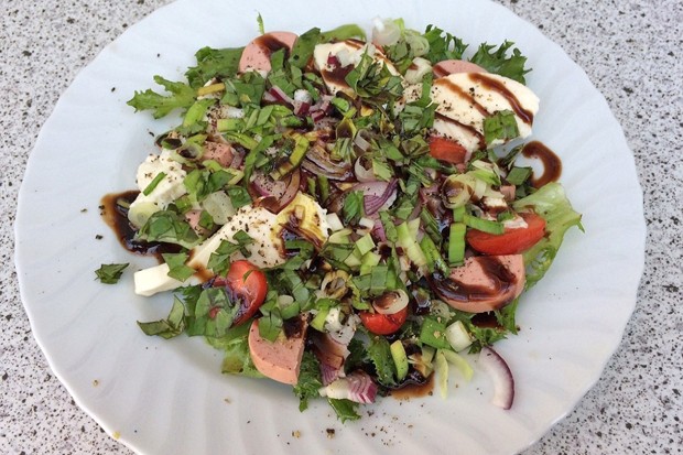 Salatteller mit Extrawurst und Mozzarella
