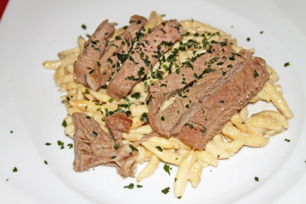 Steakstreifen auf Pfeffer-Rahm-Spätzle