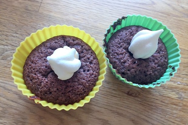 Schwedische Schokomuffins mit Baisertop (Kladdmuffins med Maräng)