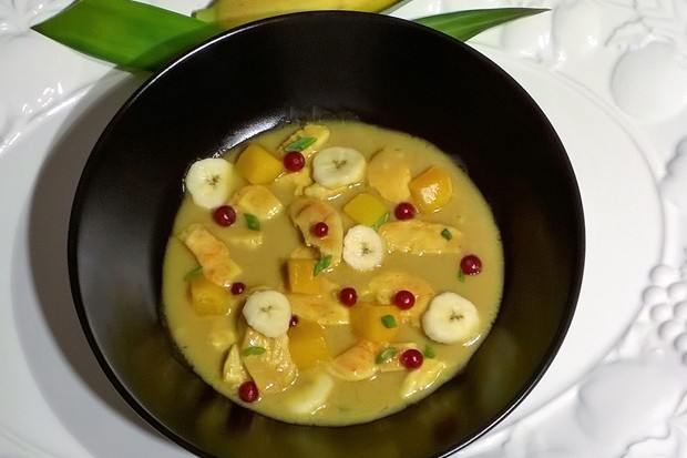 Hendlcurry mit Banane, Mango und Ribiseln