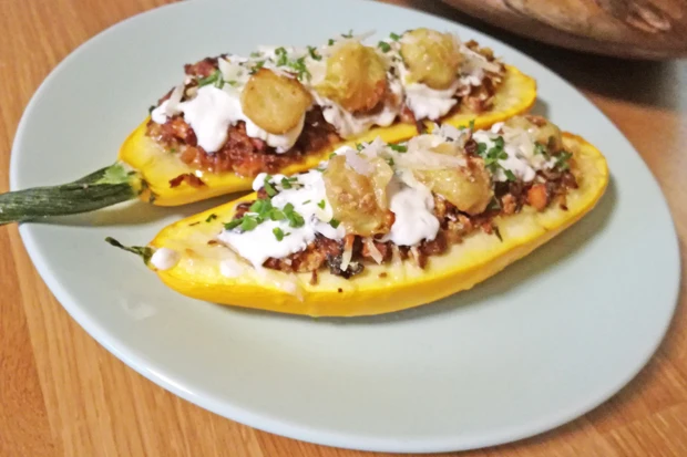 Gelbe Zucchini gef&uuml;llt mit Eierschwammerl