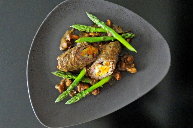Rindsrouladen mit Eierschwammerl und Grünspargel