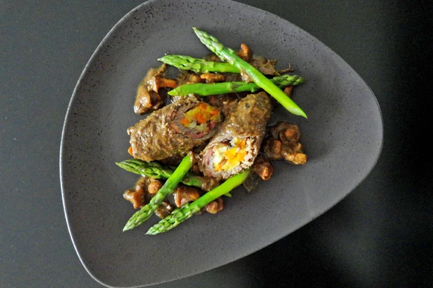 Rindsrouladen mit Eierschwammerl und Gr&uuml;nspargel