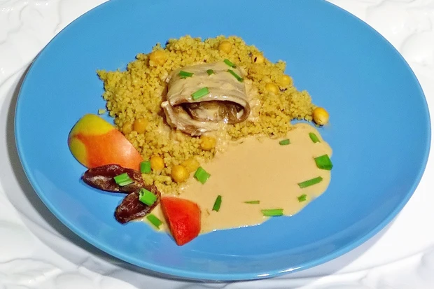 Curry-Rindsroulade mit Datteln, Apfel und Marille