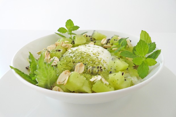 Müsli mit Kiwi und frischer Minze