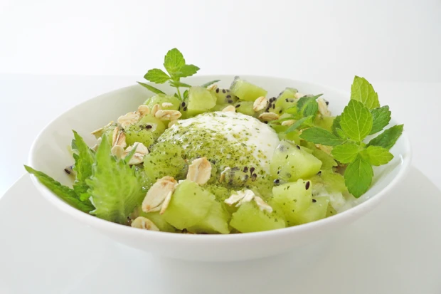 Müsli mit Kiwi und frischer Minze