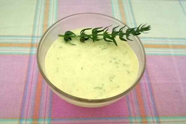 Kurkuma-Dipsauce mit Ysop