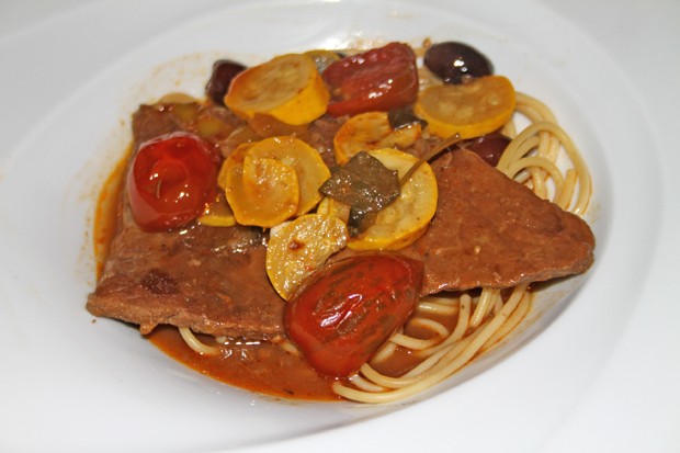 Rindsschnitzel in mediterraner Rotweinsauce