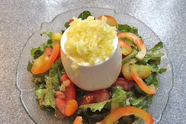 Schafkäsegupferl auf Salatbett