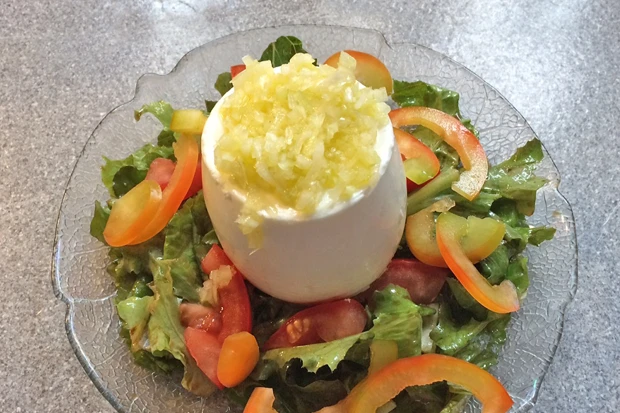 Schafkäsegupferl auf Salatbett