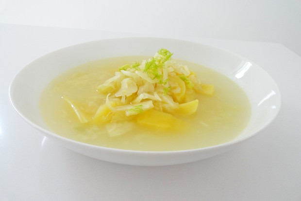 Klare Fenchelsuppe mit Erdäpfel