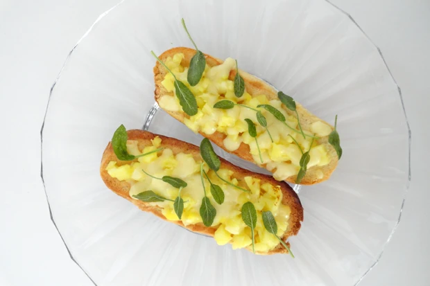 Ananasbrioche mit knusprigem Salbei