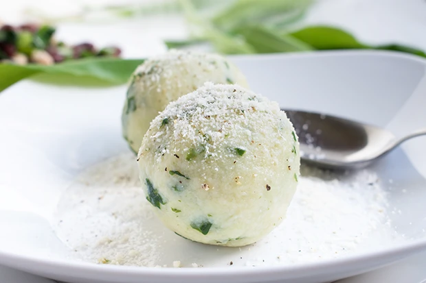 Kartoffelkn&ouml;del mit B&auml;rlauch